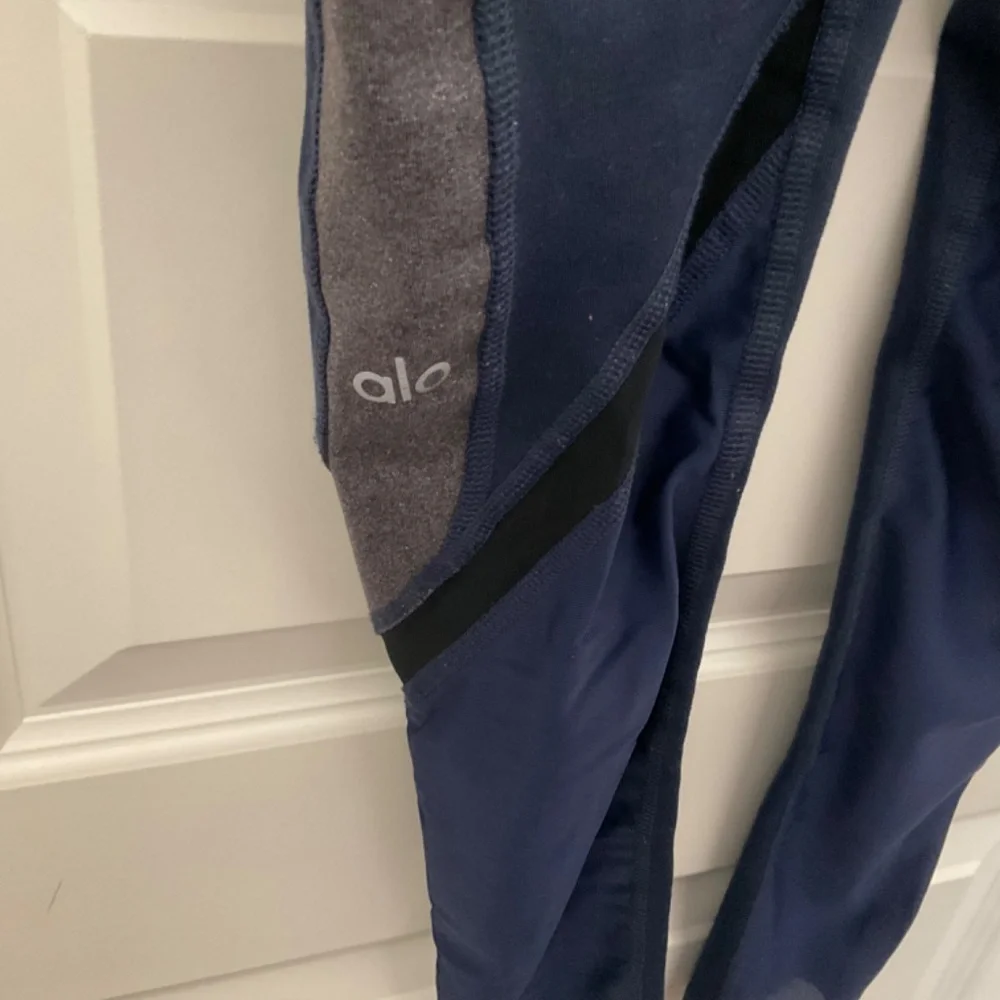 Alo‎ High Rise Elevate Leggings - Navy Blue and Grey - Size XS